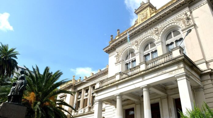 Presentaron una ley para limitar el reparto de cargos políticos en el Consejo de Educación El diputado libertario Luis Ontiveros presentó un proyecto para establecer la idoneidad en el Consejo de Educación. El antecedente legislativo del Presupuesto 2026.