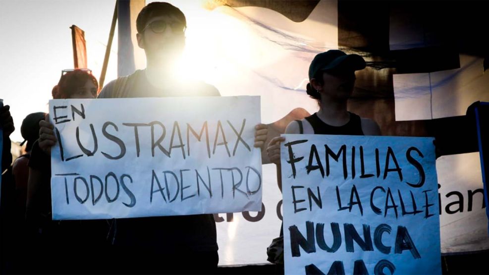 Trabajadores de Lustramax encabezaron múltiples protestas en rechazo al cierre de la planta de Tortuguitas. 
