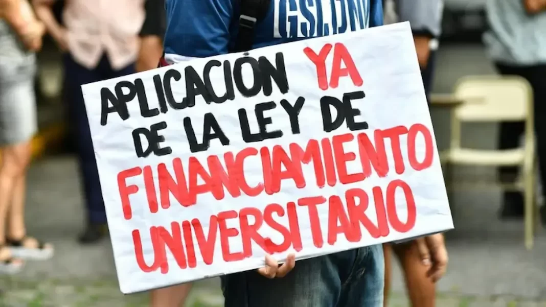 El diputado bonaerense del PTS - FIT, Christian Castillo, presionó al Gobierno nacional para que aplique la Ley de Financiamiento Universitario.