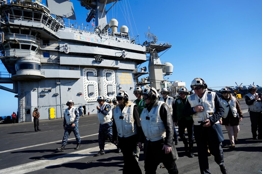 Como parte del ejercicio conjunto Passex, el presidente Javier Milei recorrió el portaaviones USS Nimitz.