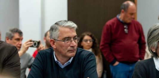 El diputado, Carlos Puglelli, manifestó su preocupación por el la retracción del consumo y la caía en el empleo de la provincia de Buenos Aires.