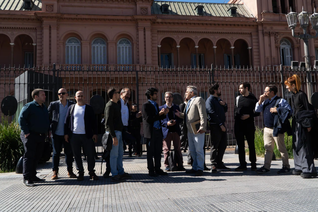 El jefe de Gabinete, Manuel Adorni, se enfrenta cara a cara con los periodistas, tras su presentación en el Congreso. 