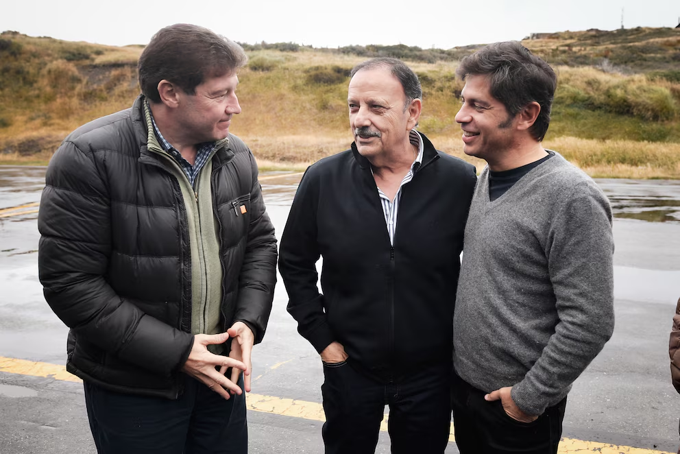 El gobernador bonaerense, Axel Kicillof, junto con su par de La Rioja y Tierra del Fuego en el acto por el Día de los Caídos de Malvinas. 