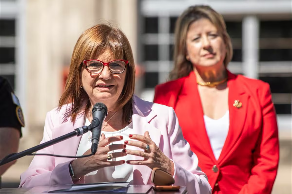 El ministro de Seguridad bonaerense, Javier Alonso, volvió a cruzar a la senadora nacional, Patricia Bullrich, tras un robo en La Plata. 