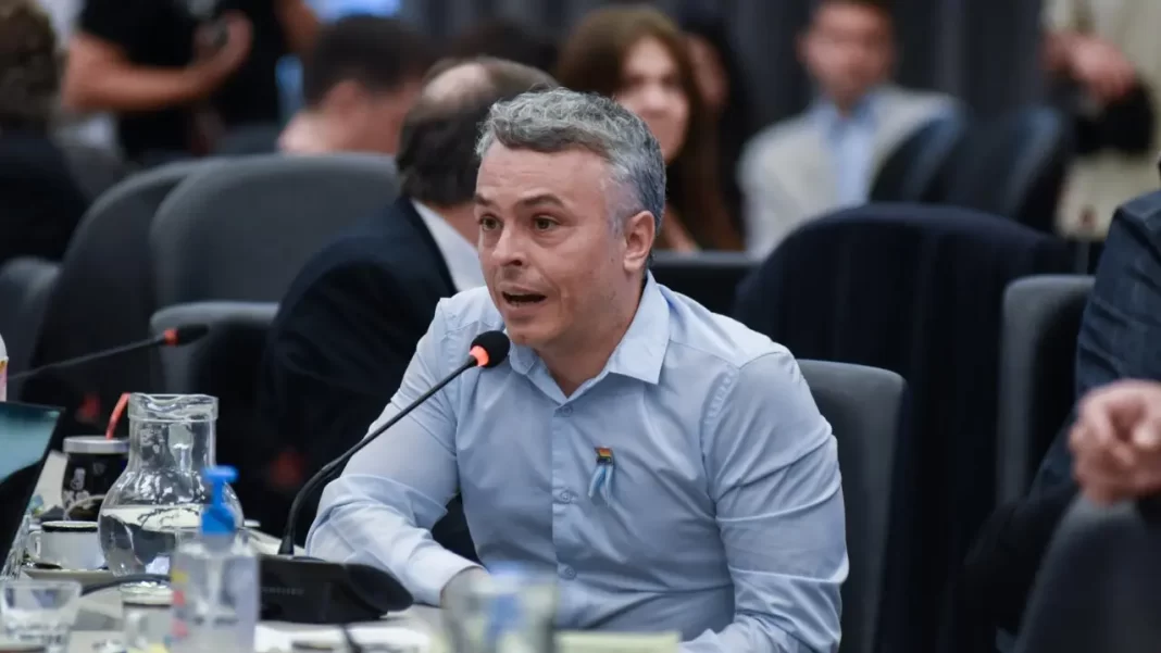 El diputado nacional de Provincias Unidas, Esteban Paulón, denunció en Comodoro Py a Luis Caputo, Manuel Adorni y Demian Reidel por gastos millonarios con fondos estatales.