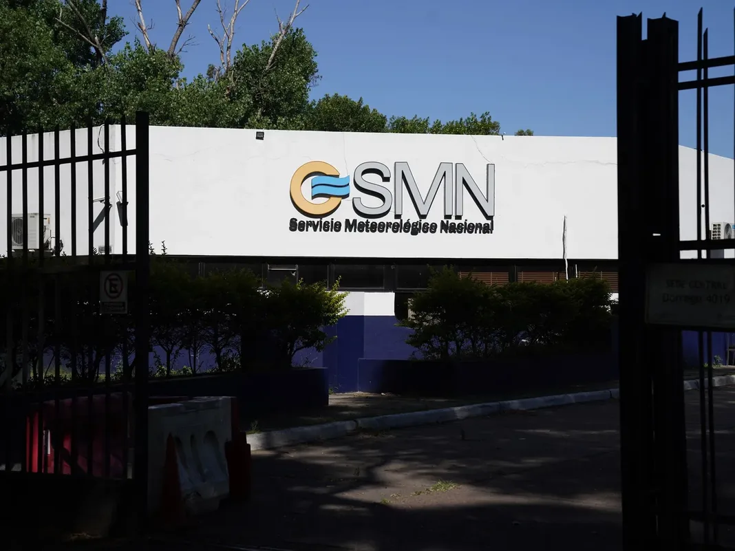El intendente de Esteban Echeverría, Fernando Gray, presentó un amparo para frenar el ajuste en el SMN y cuestionó los despidos recientes.