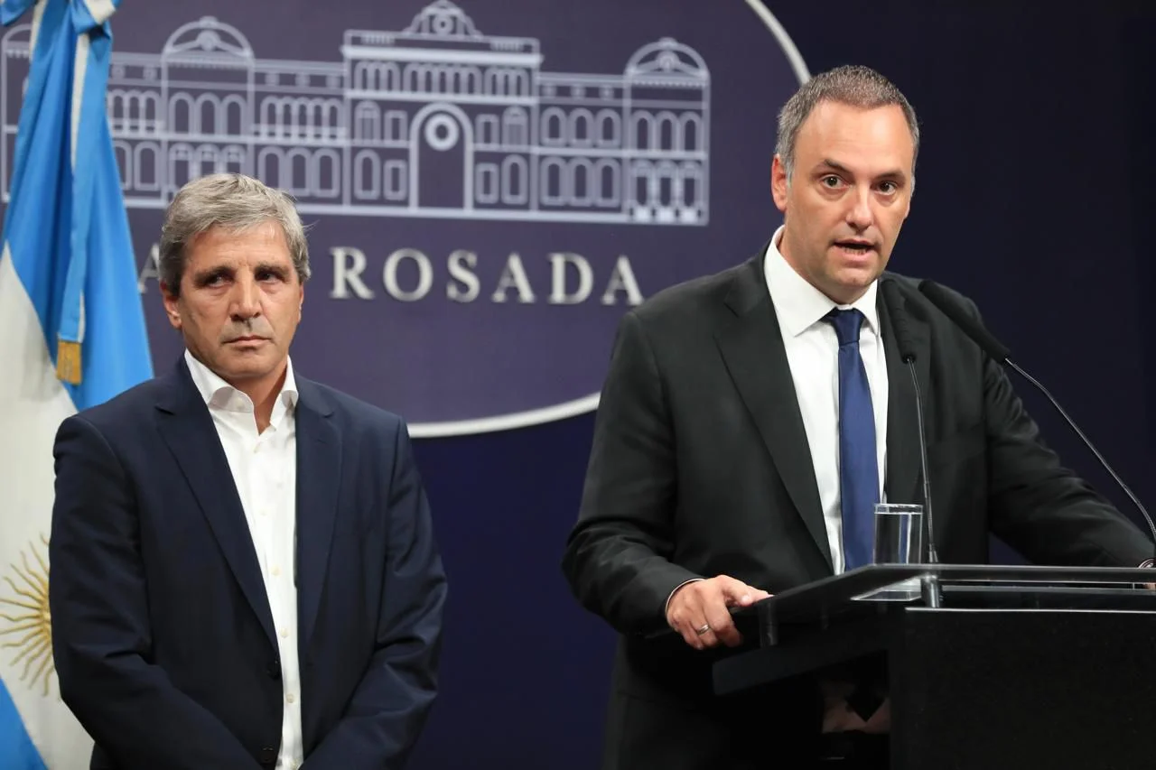 Luis Caputo y Manuel Adorni quedaron envueltos en una nueva denuncia por gastos millonarios con fondos estatales. 