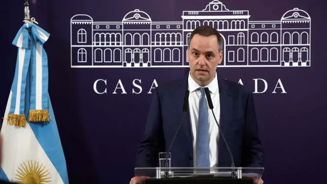 A una semana del cierre de la sala de periodistas y casi 30 días sin conferencia de prensa, Manuel Adorni volvió a exponer en Casa Rosada.