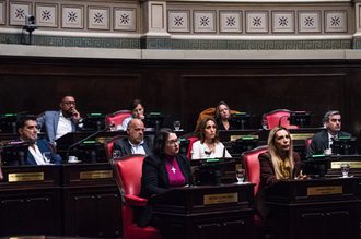 Los bloques de la oposición se quedaron con 12 de las 25 presidencias de comisiones designadas este lunes en el Senado bonaerense. Repasá el reparto entre los diferentes espacios.
