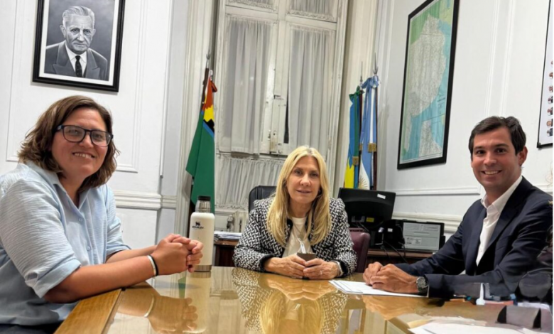 Legisladores de la oposición cierran filas y avanzan con un proyecto para liberar los fondos del endeudamiento, en medio de la presión de los intendentes para pagar sueldos. 