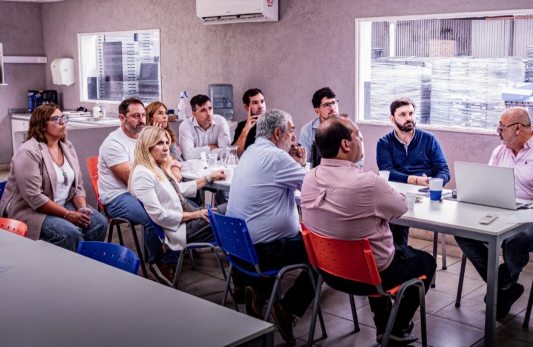 Diputados del radicalismo, intendentes y distintos sectores de la oposición trabajan en un proyecto para liberar fondos para los municipios.