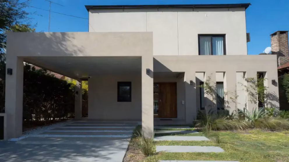 Así es la fachada de la casa de Adorni en el country Indio Cuá. 