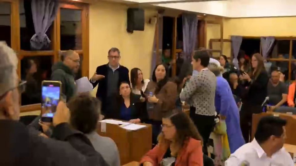 Legisladores de la oposición bonaerense apuntaron al peronismo local por la escalada de violencia en el Concejo Deliberante de Villa Gesell.