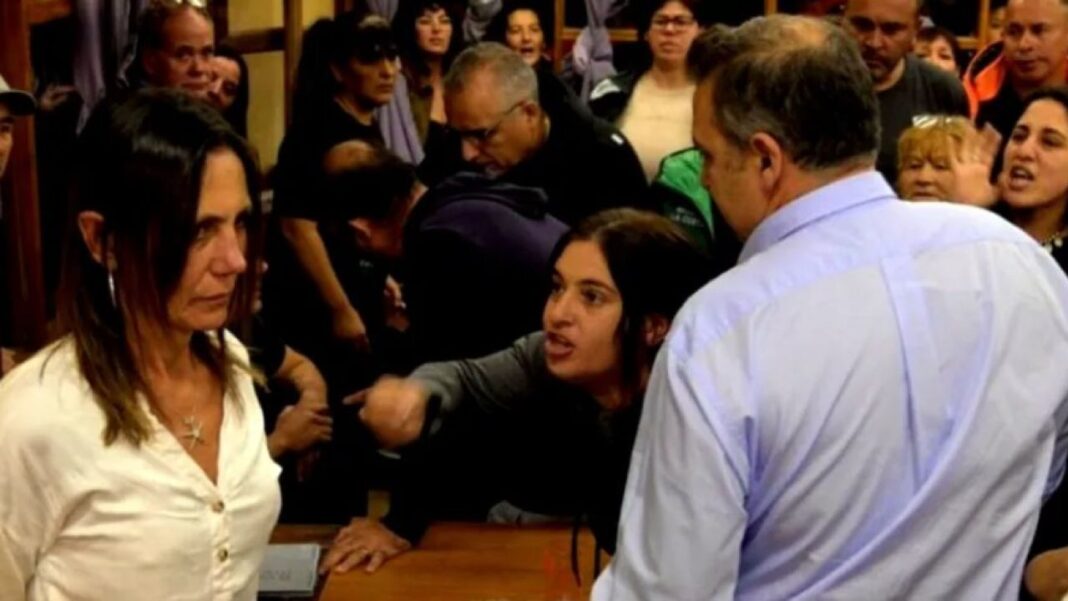Legisladores de la oposición bonaerense apuntaron al peronismo local por la escalada de violencia en el Concejo Deliberante de Villa Gesell.