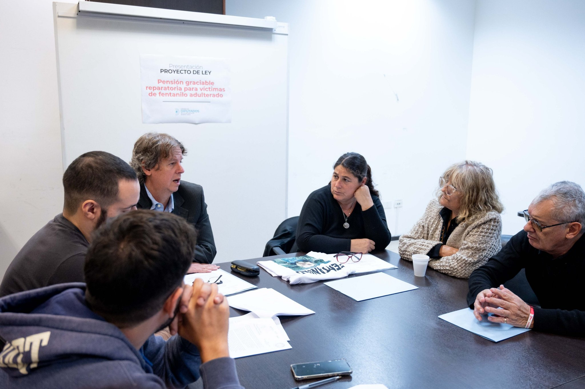 El diputado del FIT - U, Christián “Chipi” Castillo, recibió este martes en la Legislatura bonaerense a familiares de víctimas del fentanilo contaminado.
