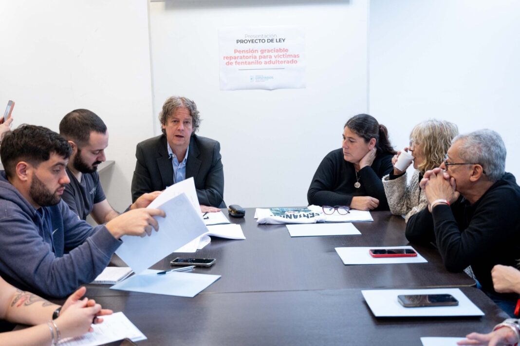 El diputado del FIT - U, Christián “Chipi” Castillo, recibió este martes en la Legislatura bonaerense a familiares de víctimas del fentanilo contaminado.