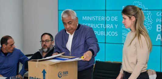 El intendente de San Pedro, Cecilio Salazar, participó de la apertura de sobres por la licitación de la nueva estación energética.