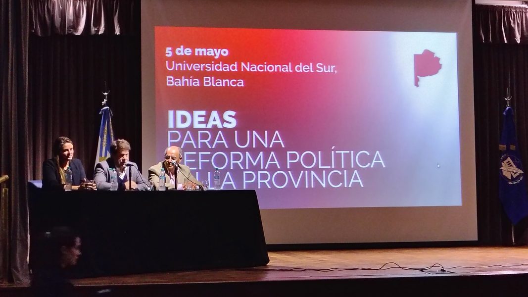 La UCR y la Coalición Cívica bonaerense realizaron en Bahía Blanca una nueva jornada del ciclo de debate sobre reforma política.