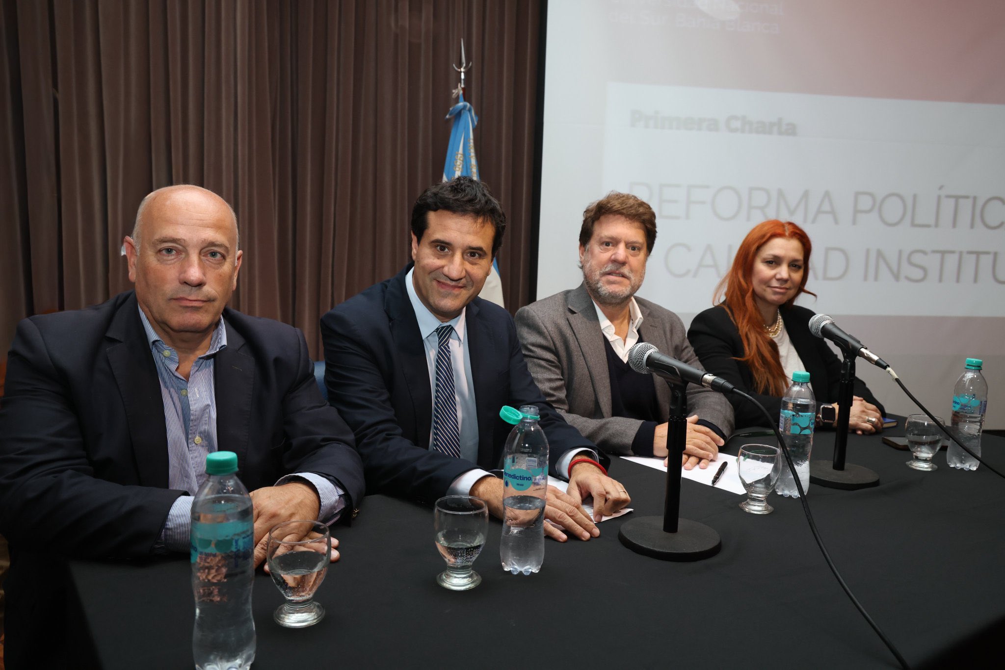 Dirigentes opositores, intendentes y especialistas participaron de un nuevo coloquio sobre reforma política impulsado por la UCR y la Coalición Cívica en la Universidad Nacional del Sur (UNS).