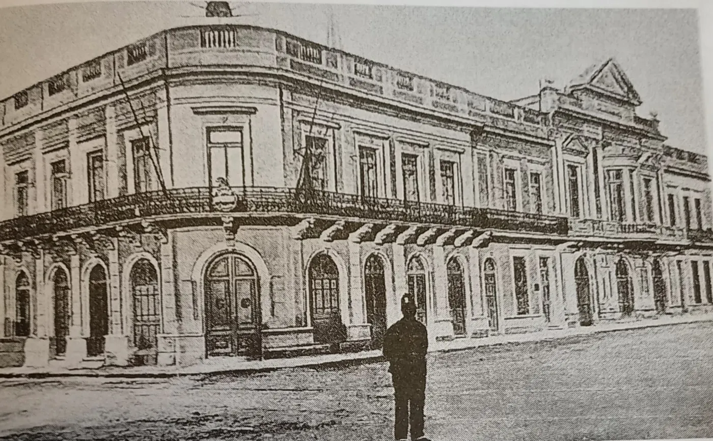 El histórico Coliseo Podestá nació en 1886 bajo el nombre de “Politeama Olimpo” y supo funcionar como teatro-circo antes de consolidarse como una de las salas más emblemáticas del país.