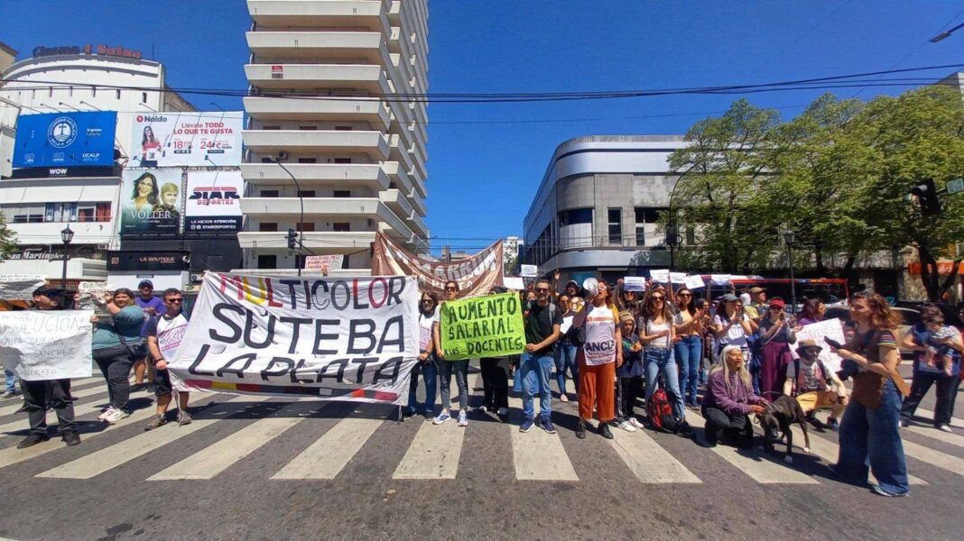 Docentes bonaerenses encabezaron este miércoles una nueva marcha para exigir una recomposición salarial al gobierno provincial de Axel Kicillof. Los detalles de la jornada.