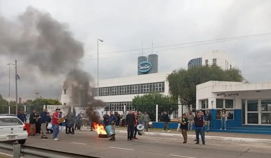 Trabajadores protestan en las puertas de la planta de SanCor ubicada en la localidad de Lincoln.