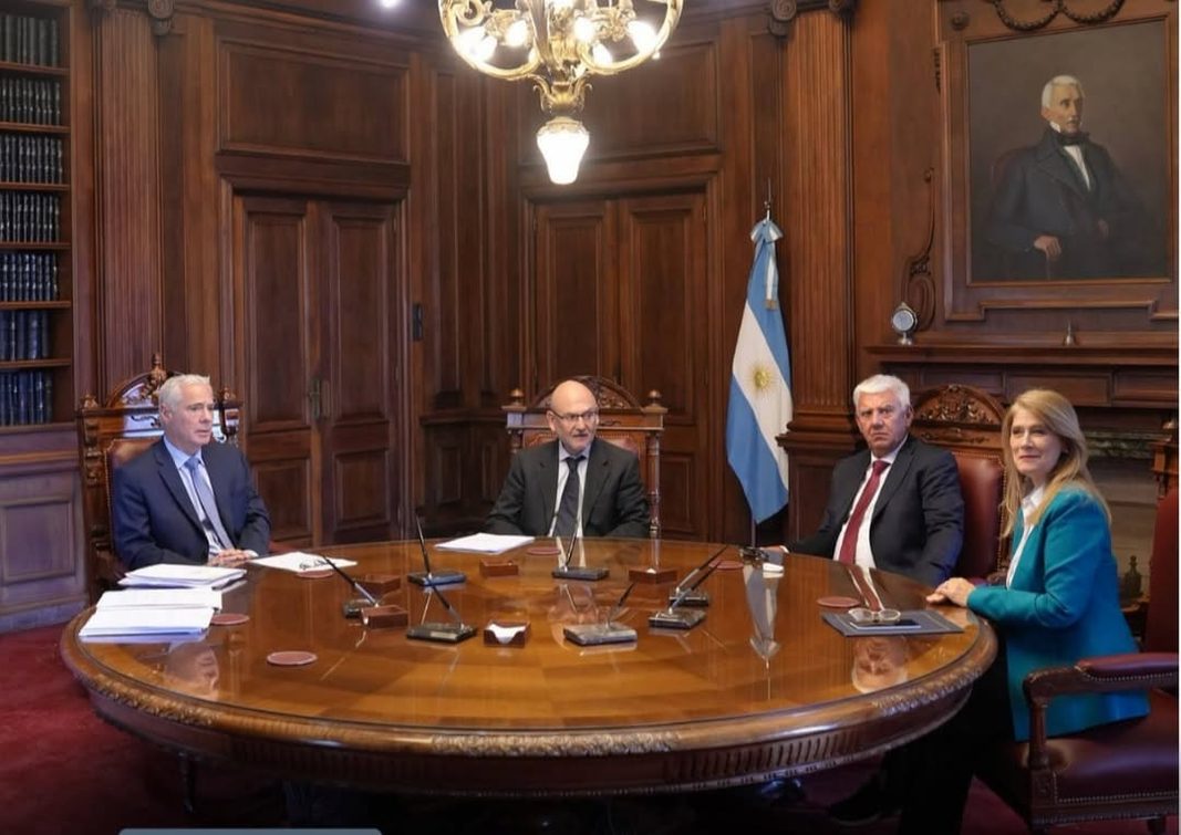 Los titulares de ambas cámaras de la Legislatura bonaerense recibieron el proyecto de autarquía financiera del Poder Judicial impulsado por los jueces de la Corte bonaerense.