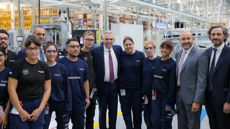 El entonces presidente Alberto Fernández, durante una visita a la planta de Whilrlpool en junio de 2023, a poco menos de un año de ser inaugurada.
