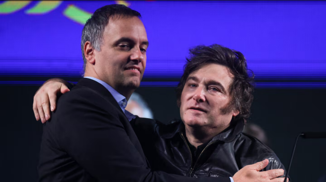 En una entrevista, Javier Milei defendió a Manuel Adorni que debe explicar gastos por USD 800.000 desde que llegó al poder.
