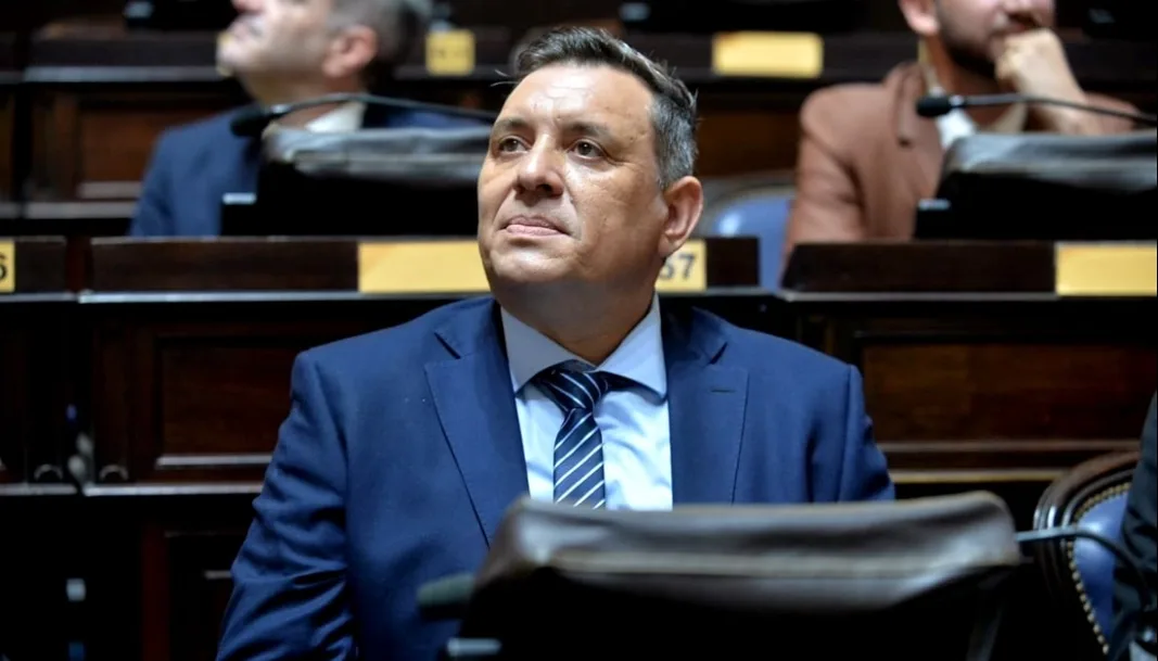 El diputado libertario, Maximiliano Bondarenko, cuestionó Axel Kicillof por la expulsión de más de 70 policías, tras las protestas salariales de 2020.