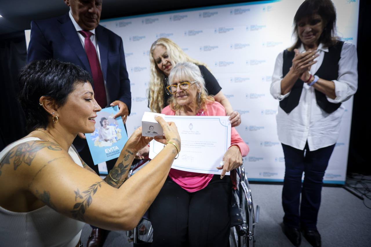 Mayra Mendoza encabezó la entrega de reconocimientos “Eva Perón” a mujeres destacadas de la provincia de Buenos Aires, en la previa de un nuevo aniversario del natalicio de la líder histórica del peronismo.