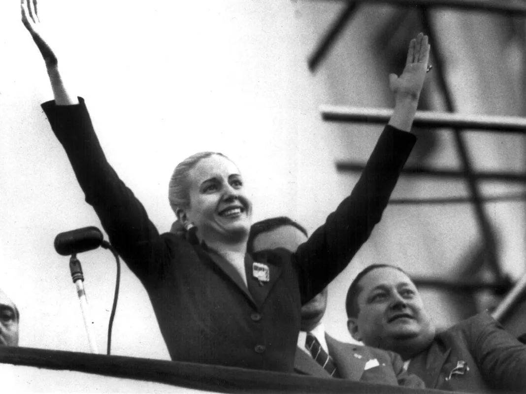 Dirigentes del peronismo bonaerense celebraron en redes sociales el 107° aniversario del nacimiento de Evita y homenajeron su legado.
