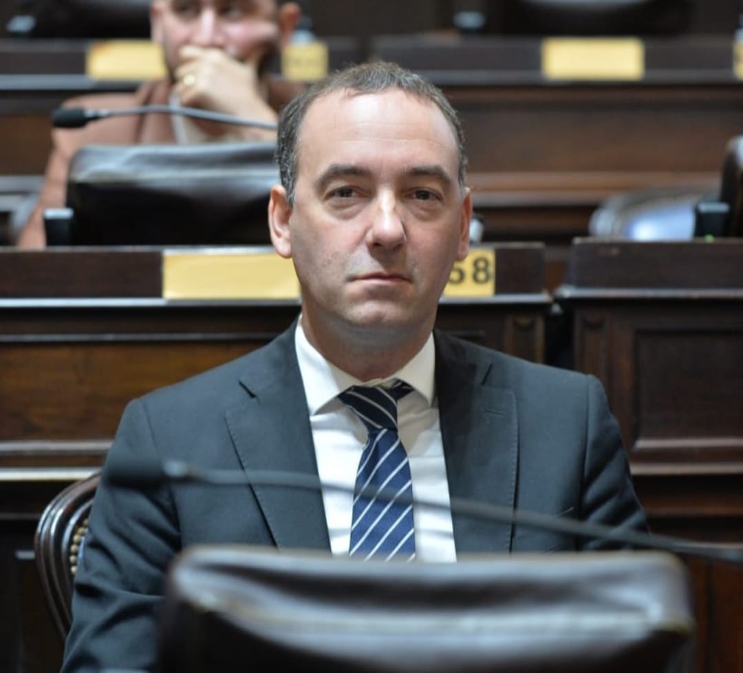 El diputado Francisco Adorni habilit&oacute; un formulario en su instagram para sortear becas estudiantiles a j&oacute;venes de La Plata que cursen el secundario.