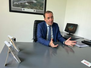 En medio de la investigación judicial contra su hermano, el diputado bonaerense Francisco Adorni puso en marcha el sorteo de becas para estudiantes secundarios de La Plata.