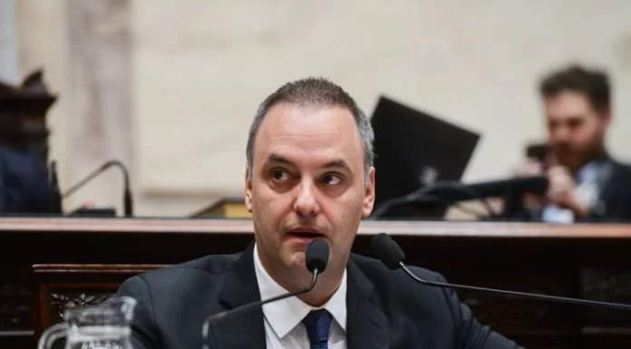 Sin el peronismo, la oposición presiona por una sesión especial para interpelar a Adorni Sin el peronismo, diputados de la oposición cierran filas y solicitan una nueva sesión especial para interpelar al jefe de Gabinete, Manuel Adorni, por los escándalos de corrupción.