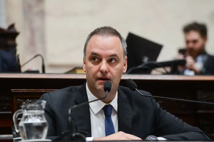 Sin el peronismo, diputados de la oposición cierran filas y solicitan una nueva sesión especial para interpelar al jefe de Gabinete, Manuel Adorni, por los escándalos de corrupción.