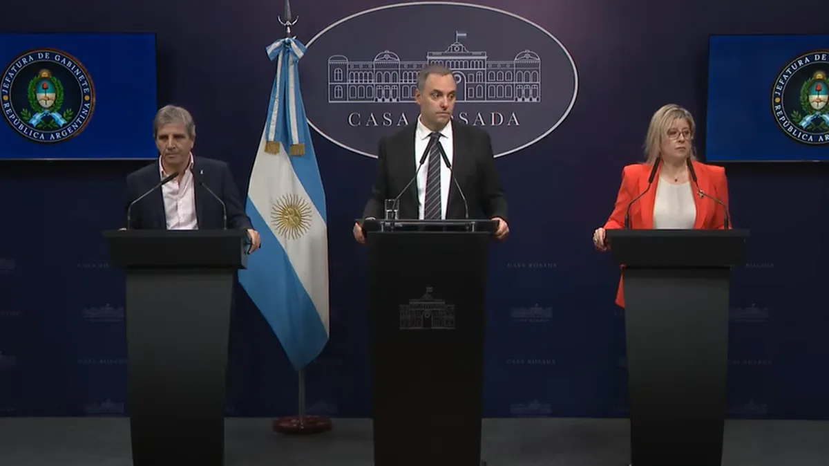 El jefe de Gabinete, Manuel Adorni, volvió a encabezar una conferencia de prensa junto al ministro de Economía, Luis Caputo, y de Seguridad, Alejandra Monteoliva. 