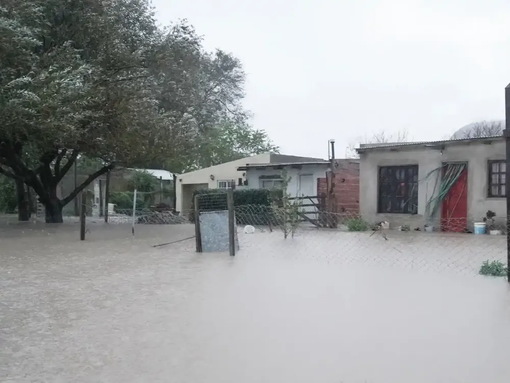 El fuerte temporal en la Costa Atlántica dejó calles anegadas, olas de siete metros, destrozos, miles de usuarios sin luz y una alerta naranja que sigue vigente en el AMBA.