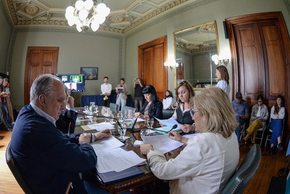 Senado bonaerense: con la conformación de media docena de comisiones, Kicillof quiere clausurar la pelea con la Cámpora En el Senado bonaerense, el kicillofismo aprieta el acelerador para conformar media docena de comisiones y dar por cerrada la pelea con La Cámpora.