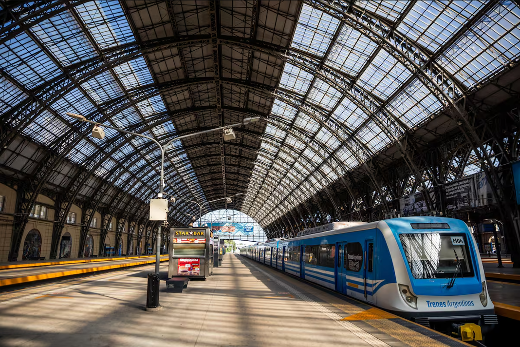 El Gobierno nacional evalúa el aumento de precios en combustibles y en la tarifa de trenes, que anunciará en las próximas horas.