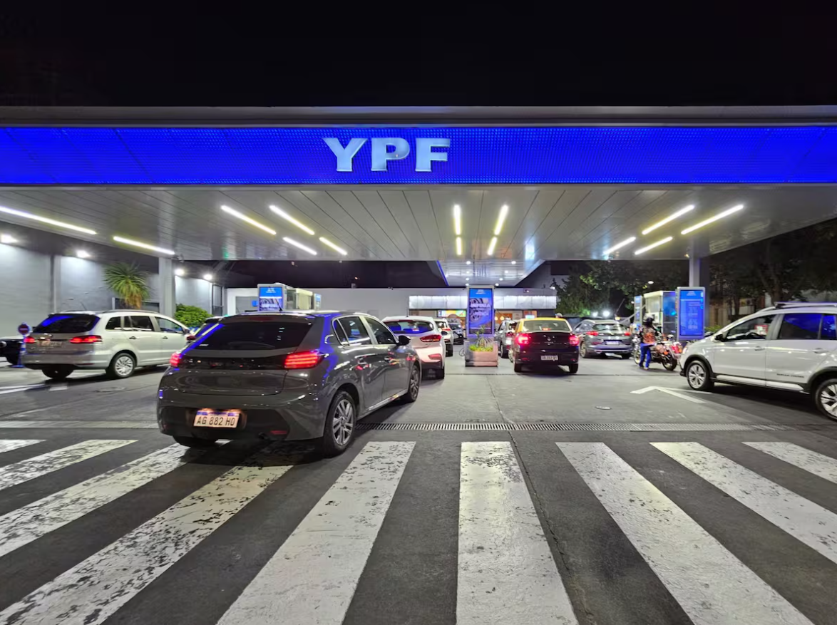 El Gobierno nacional evalúa el aumento de precios en combustibles y en la tarifa de trenes, que anunciará en las próximas horas. 