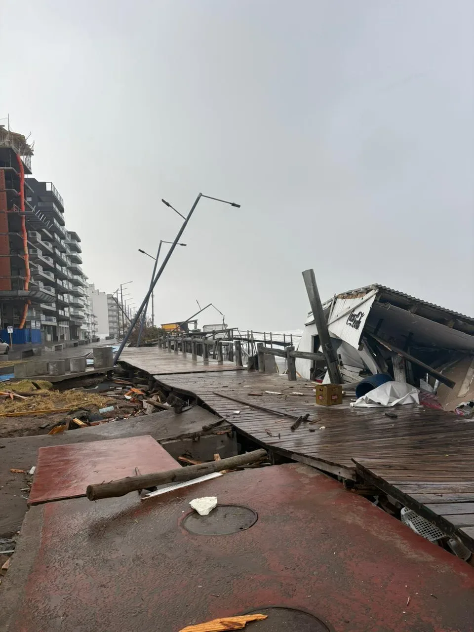 La sudestada destruyó paradores, pasarelas, bicisendas y sectores completos de la costanera de Monte Hermoso tras el avance del mar.