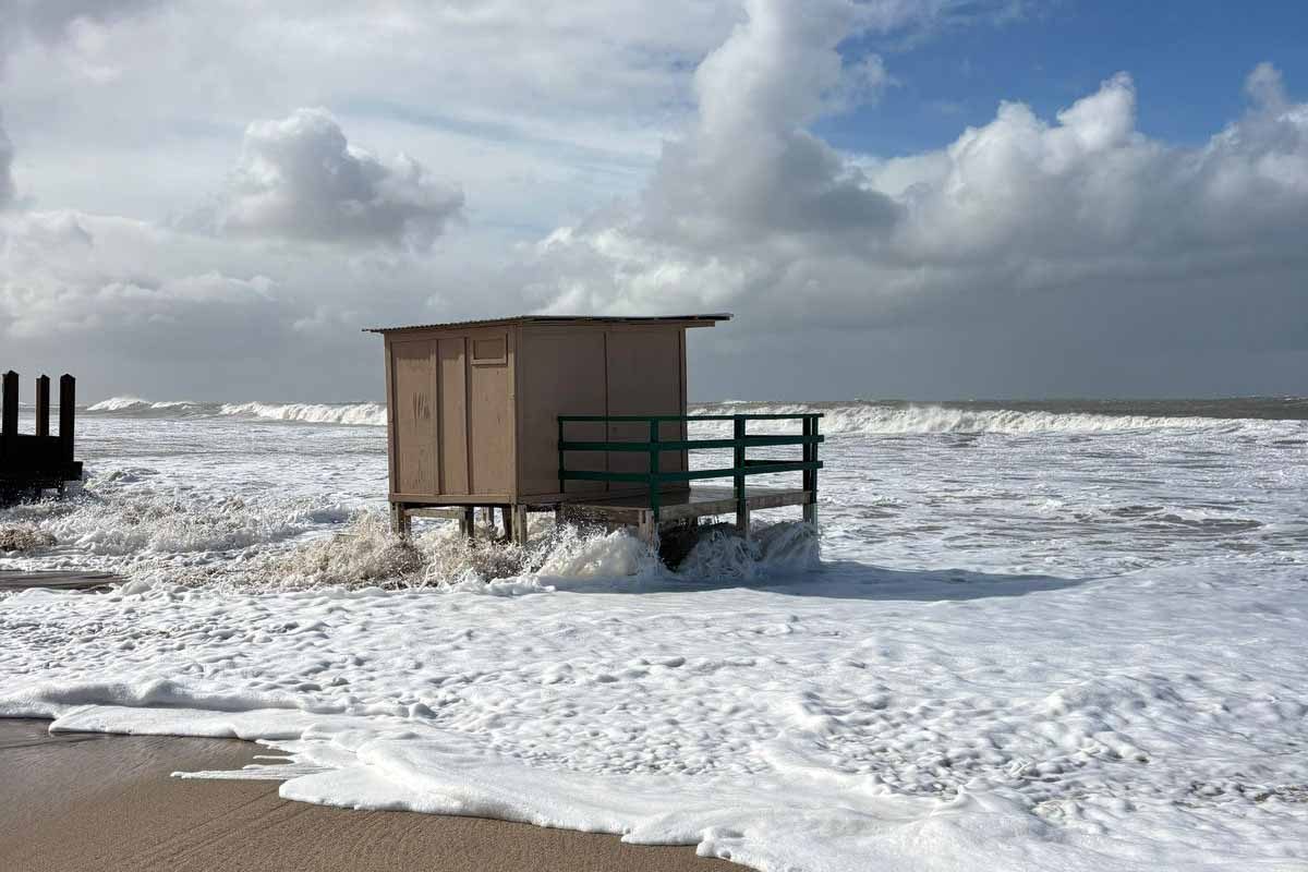 El mismo temporal de Monte Hermoso, obligó al cierre del puerto y del Paseo Dávila en Mar del Plata por las fuertes ráfagas y el intenso oleaje sobre la costa.