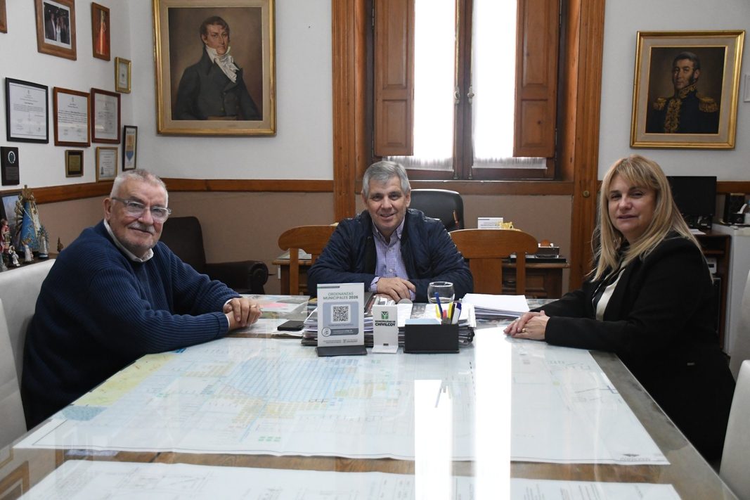 El intendente de Chivilcoy, Guillermo Britos, mantuvo un encuentro con dos referentes de la Cuarta sección para dialogar sobre la situación de la región.