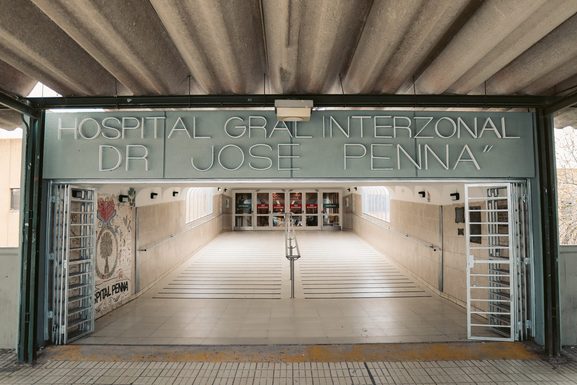 Piden respuestas por la crisis de anestesiología en el Hospital Penna de Bahía Blanca El diputado de la Coalición Cívica, Andrés De Leo, reclamó informes por la crisis del área de Anestesiología del Hospital Penna de Bahía Blanca.