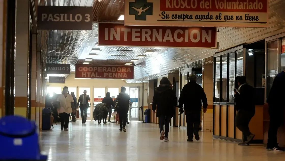 El representante de los anestesiólogos, Gustavo Coronel, advirtió que el Hospital Penna pasó de trabajar con hasta cinco quirófanos a sostener solo dos o tres.