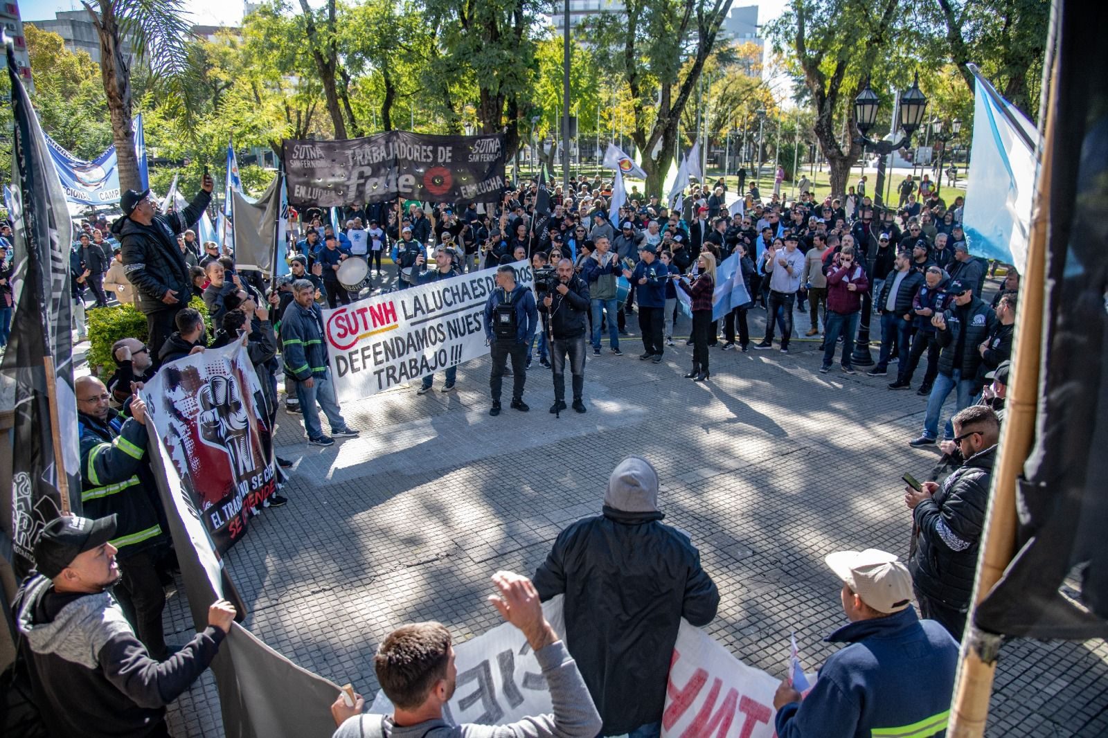 Exempleados de FATE se sumaron a la marcha de los trabajadores de Cabot. 