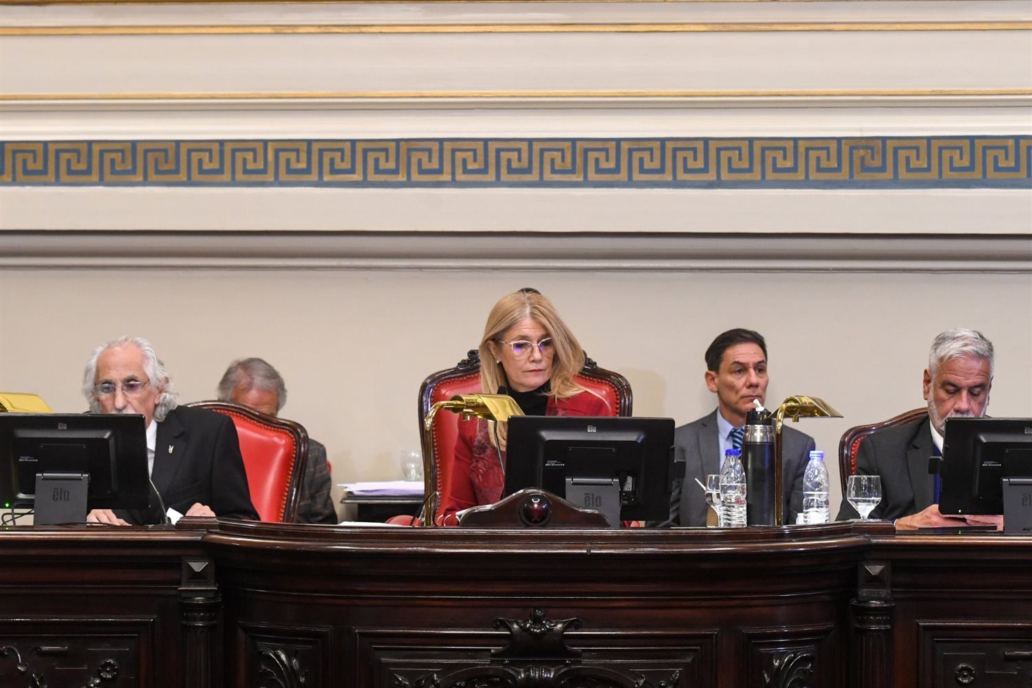 En el Senado bonaerense, el kicillofismo aprieta el acelerador para conformar media docena de comisiones y dar por cerrada la pelea con La Cámpora.