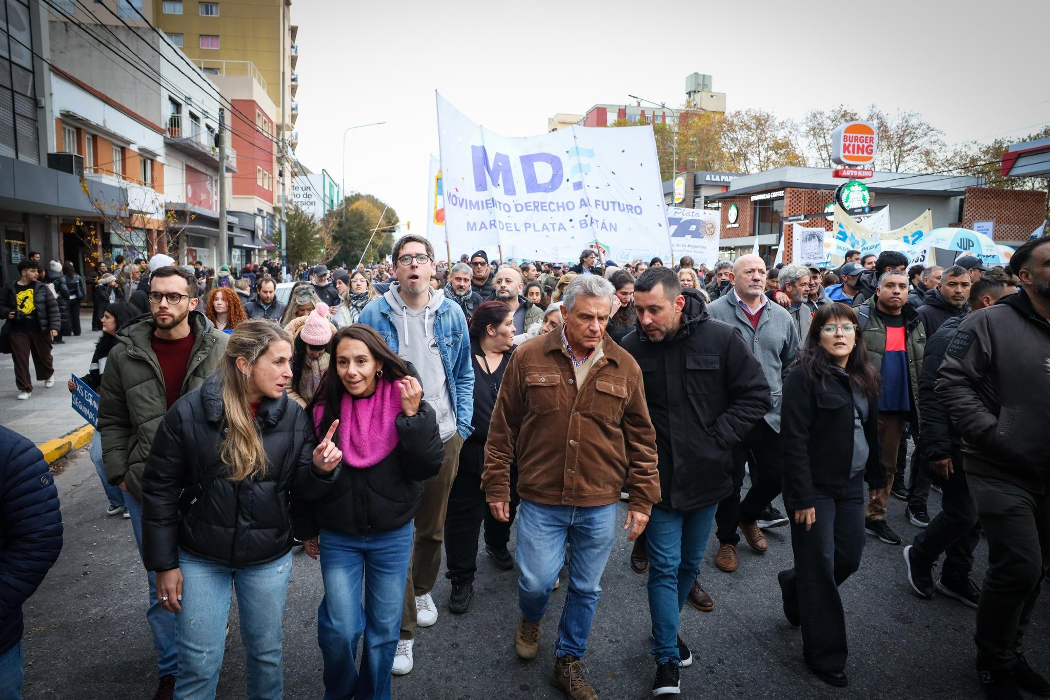 Decena de miles de personas se movilizaron a Plaza de Mayo para exigier a Milei el cumplimiento de la Ley de Financiamiento Universitario.