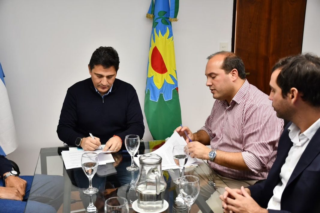 El intendente de Trenque Lauquen, Francisco Recoulat, recibió equipamiento por parte del Ministerio de Transporte para aumentar los controles de alcoholemia.